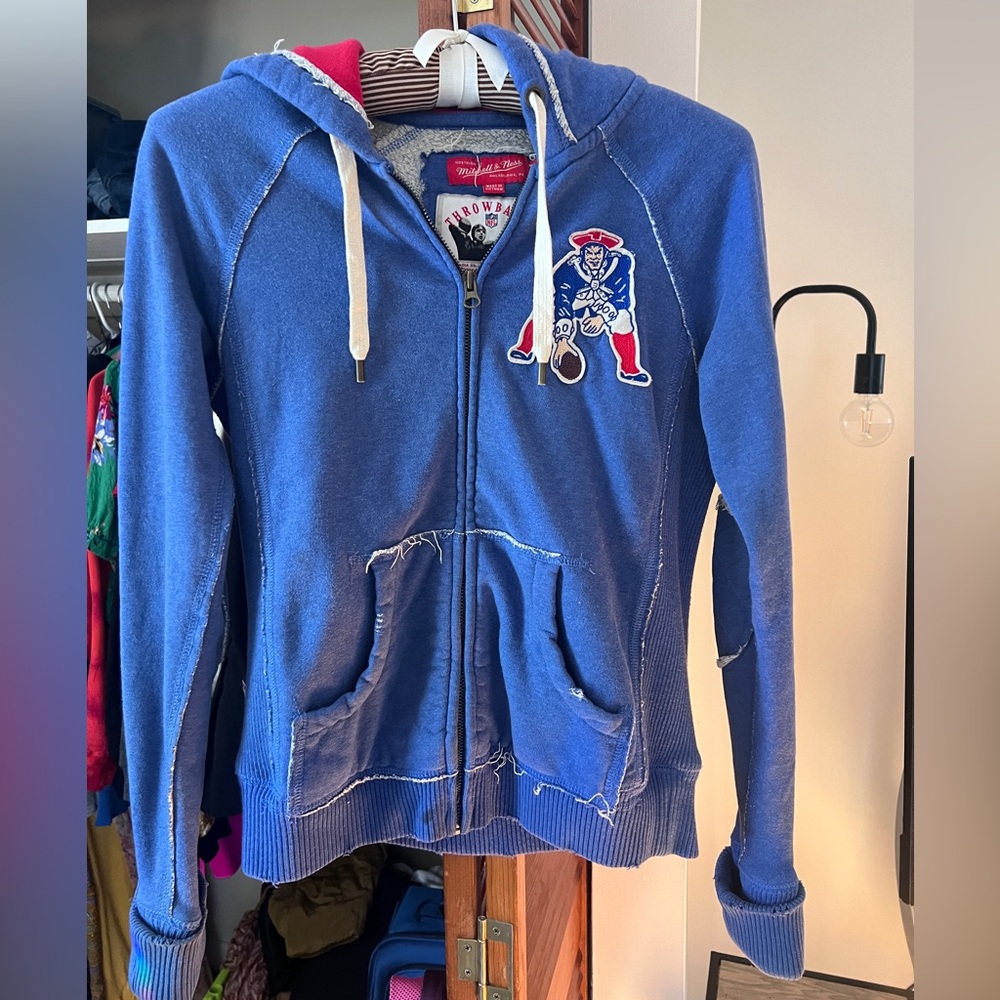Women’s Mitchell and Ness Patriots vintage sweatshirt- medium.